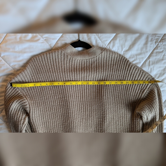 Cozy knit beige button up cardigan with pockets | DIVIDED - Picture 5 of 11